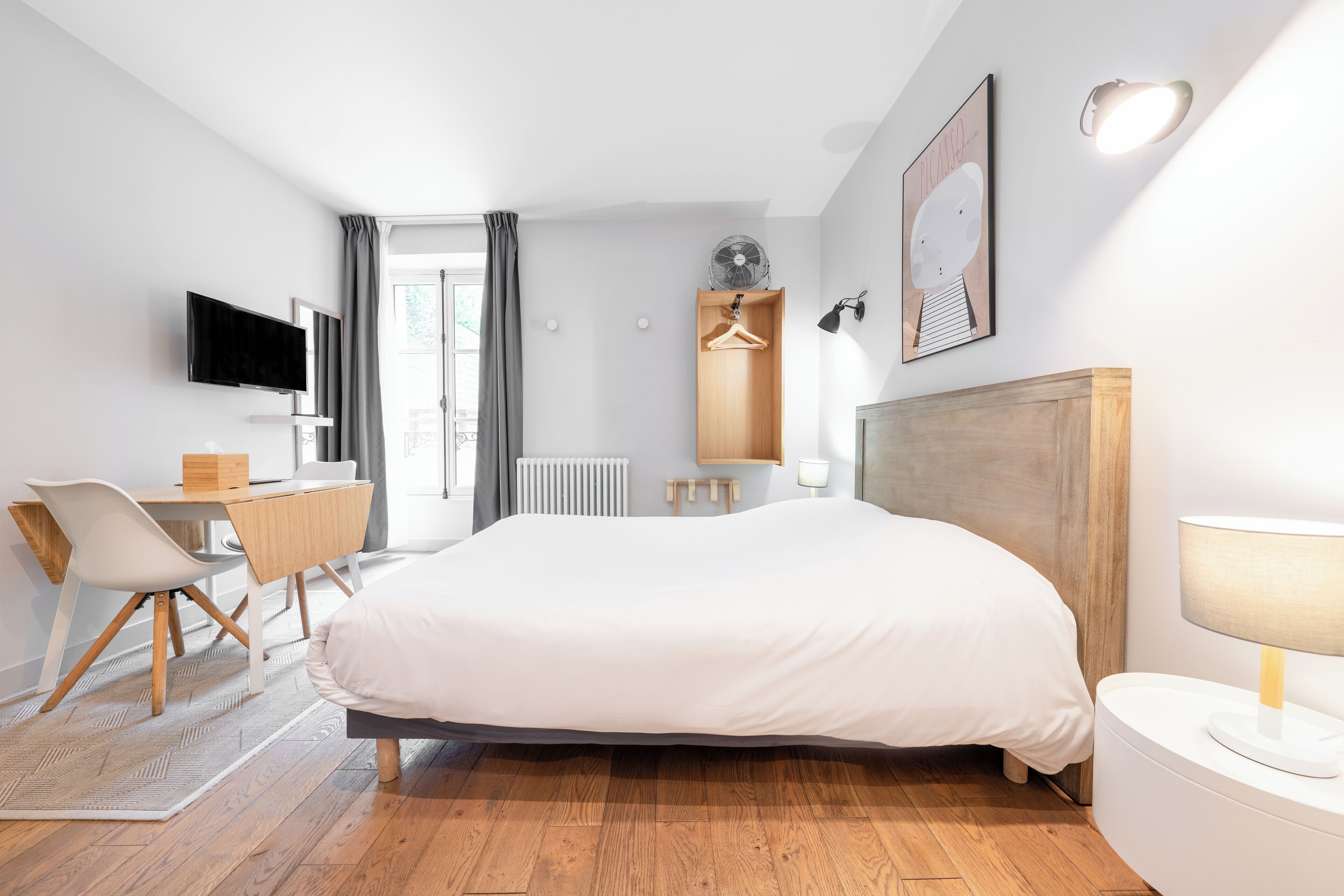 Studiolejlighed - udsigt til gårdsplads (Les Sextuples) | Individuelt design, individuel indretning, skrivebord