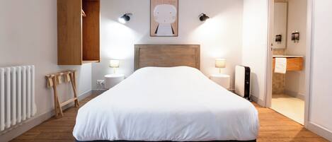 Studio, Blick auf den Innenhof (Les Sextuples) | Individuell dekoriert, individuell eingerichtet, Schreibtisch