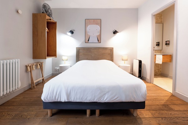 Monolocale, vista cortile (Les Sextuples) | Con stile personalizzato, con arredamento individuale, una scrivania