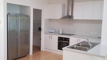 Microwave, dishwasher, coffee/tea maker, cookware/dishes/utensils