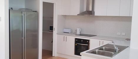 Micro-ondes, lave-vaisselle, cafetière/bouilloire