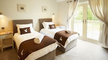 2 bedrooms, iron/ironing board, internet, bed sheets