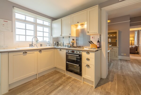 Ground floor: Fully equipped kitchen - Khina Cottage, Broadstairs , Kent (Broadstairs)