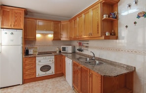 Réfrigérateur, micro-ondes, plaque de cuisson, lave-vaisselle