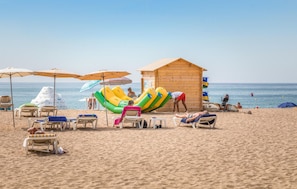 Ubicación cercana a la playa y pesca