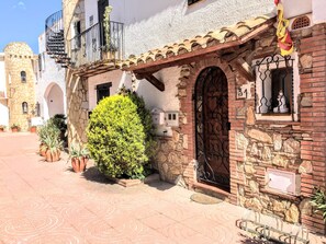 Exterior detail - 151-Typical fisherman house with canal views, parking - free wifi (Empuriabrava)