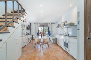 Fridge, microwave, oven, stovetop - 151-Typical fisherman house with canal views, parking - free wifi (Empuriabrava)