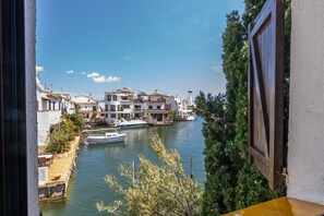 Marina - 151-Typical fisherman house with canal views, parking - free wifi (Empuriabrava)