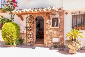 Exterior detail - 151-Typical fisherman house with canal views, parking - free wifi (Empuriabrava)