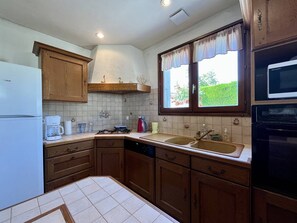 Fridge, microwave, oven, dishwasher - 3-Room House with Enclosed Garden, Near Beach (Saint-Pierre-d'Oléron)