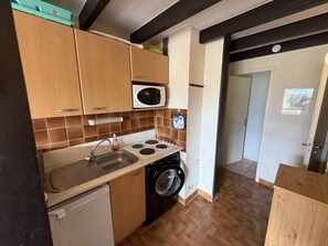 Fridge, microwave, stovetop