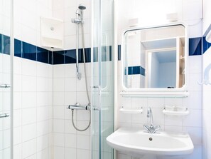 Bathroom - Air-conditioned 3-Room Pavilion with Terrace, Parking, and Wi-Fi - Sleeps 4 (Narbonne-Narbonne Plage-Narbonne Plage)