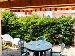 Outdoor dining - Air-conditioned 3-Room Pavilion with Terrace, Parking, and Wi-Fi - Sleeps 4 (Narbonne-Narbonne Plage-Narbonne Plage)