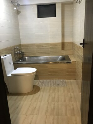 Shower, free toiletries, slippers - Nepal Pavilion Inn (Kathmandu)