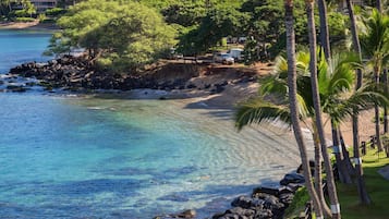 Playa en los alrededores, camastros y toallas de playa