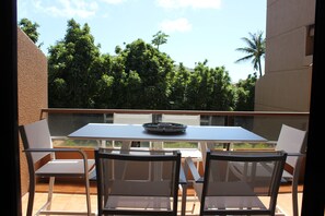 Outdoor dining - Spacious and Modern Maui Condo Steps to the Beach! (Lahaina)