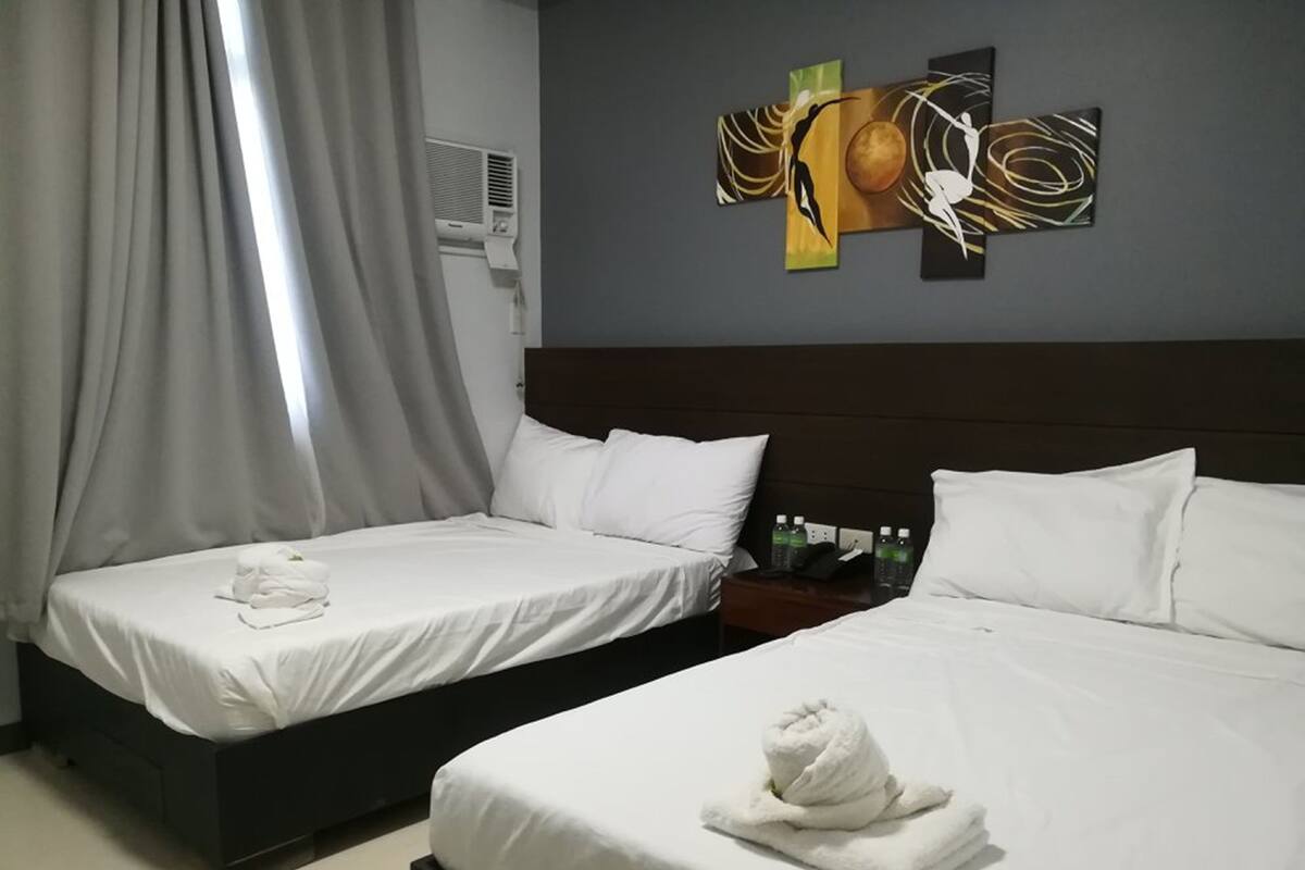 Vierbettzimmer | Schreibtisch, Verdunkelungsvorhänge, schallisolierte Zimmer