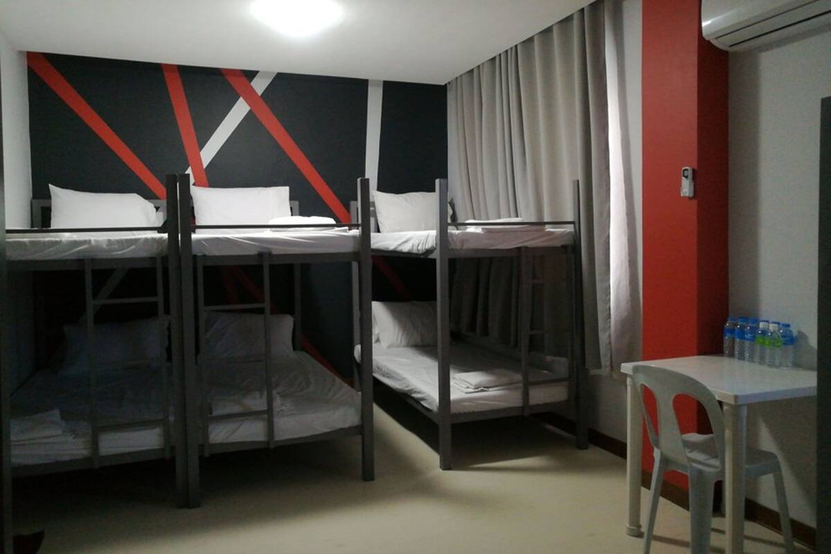 Zimmer (Dormitory) | Schreibtisch, Verdunkelungsvorhänge, schallisolierte Zimmer
