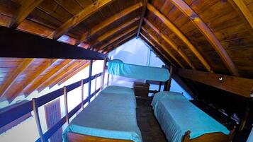 FamiljelÀgenhet - utsikt mot trÀdgÄrden | SÀngtillbehör av högsta kvalitet, memory foam-madrasser och minibar