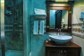 Douche, articles de toilette gratuits, sèche-cheveux, chaussons