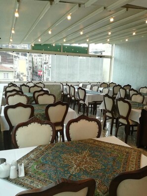 Petit-déjeuner buffet (5 EUR par personne)
