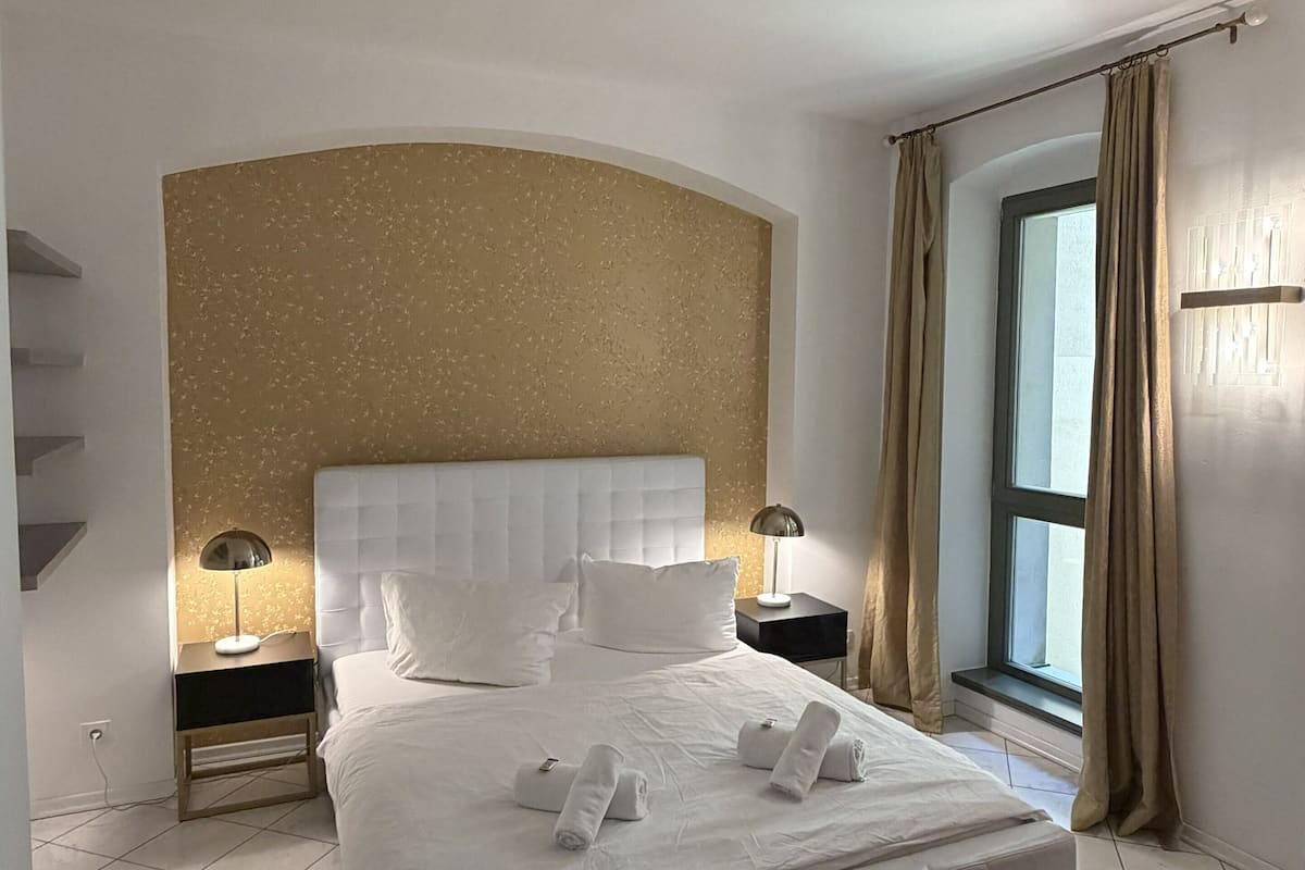 Deluxe appartement, 2 slaapkamers, aan tuin (incl. final cleaning fee € 80,-) | Geluiddichte muren, extra bedden (toeslag), gratis wifi, beddengoed