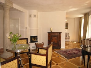 Deluxe Apartment, 3 Bedrooms, Garden Area (incl. final cleaning fee € 80,-) | Living area | Flat-screen TV