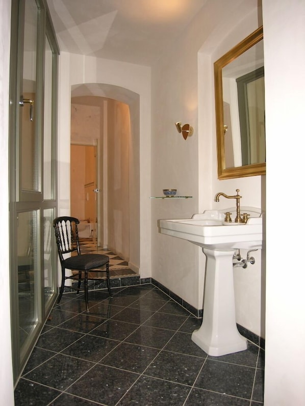 Deluxe Apartment, 3 Bedrooms, Garden Area (incl. final cleaning fee € 80,-) | Bathroom | Deep soaking tub, towels, toilet paper
