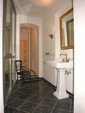 Apartemen Deluks, 3 kamar tidur, area taman (incl. final cleaning fee € 80,-) | Kamar mandi | Bathtub besar, handuk, dan tisu toilet