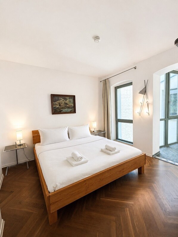 Deluxe Apartment, 3 Bedrooms, Balcony, Park View (incl. final cleaning fee € 80,-) | Soundproofing, rollaway beds, free WiFi, bed sheets