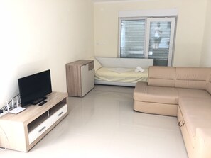 公寓, 2 間臥室, 露台 (5,6 ) | 客廳 | 平面電視