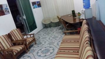 Área de estar no saguão