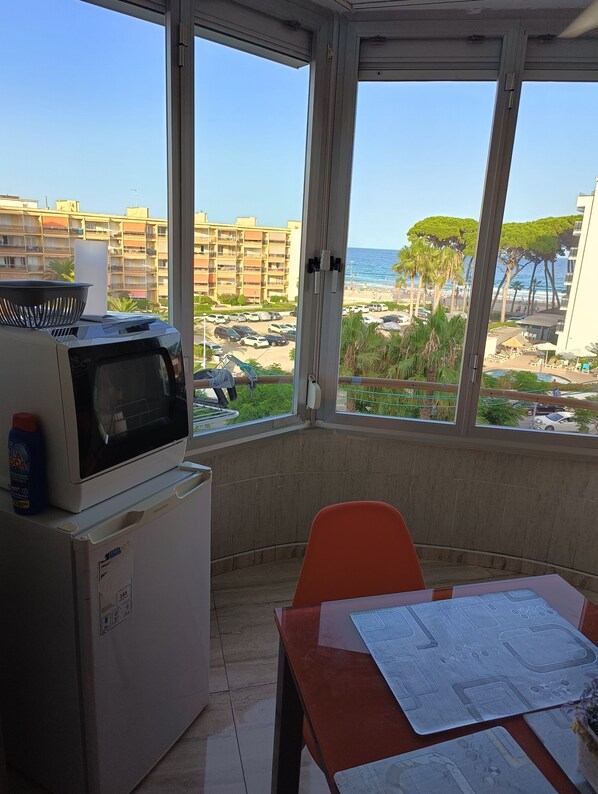 Fridge, microwave, stovetop, espresso maker - Promar (Vila-Seca)