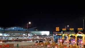 Una terminal de aeropuerto con un edificio grande identificado como "NINYO AQUINO INTERNATIONAL" y múltiples señales que indican "ETC" y "CREM".