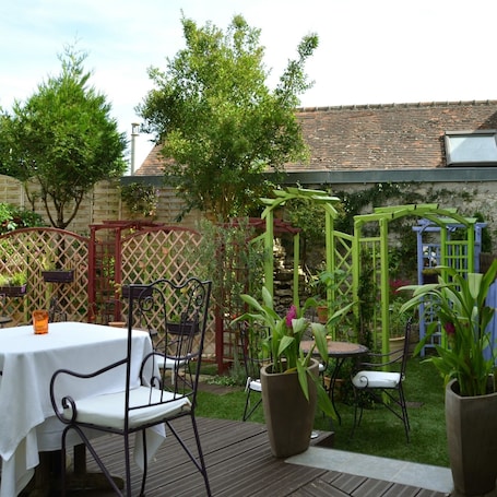 Terrace/patio. Châteaux Demeures Hôtels Le Cheval Noir