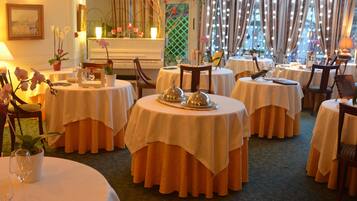 Daily buffet breakfast (EUR 18 per person)