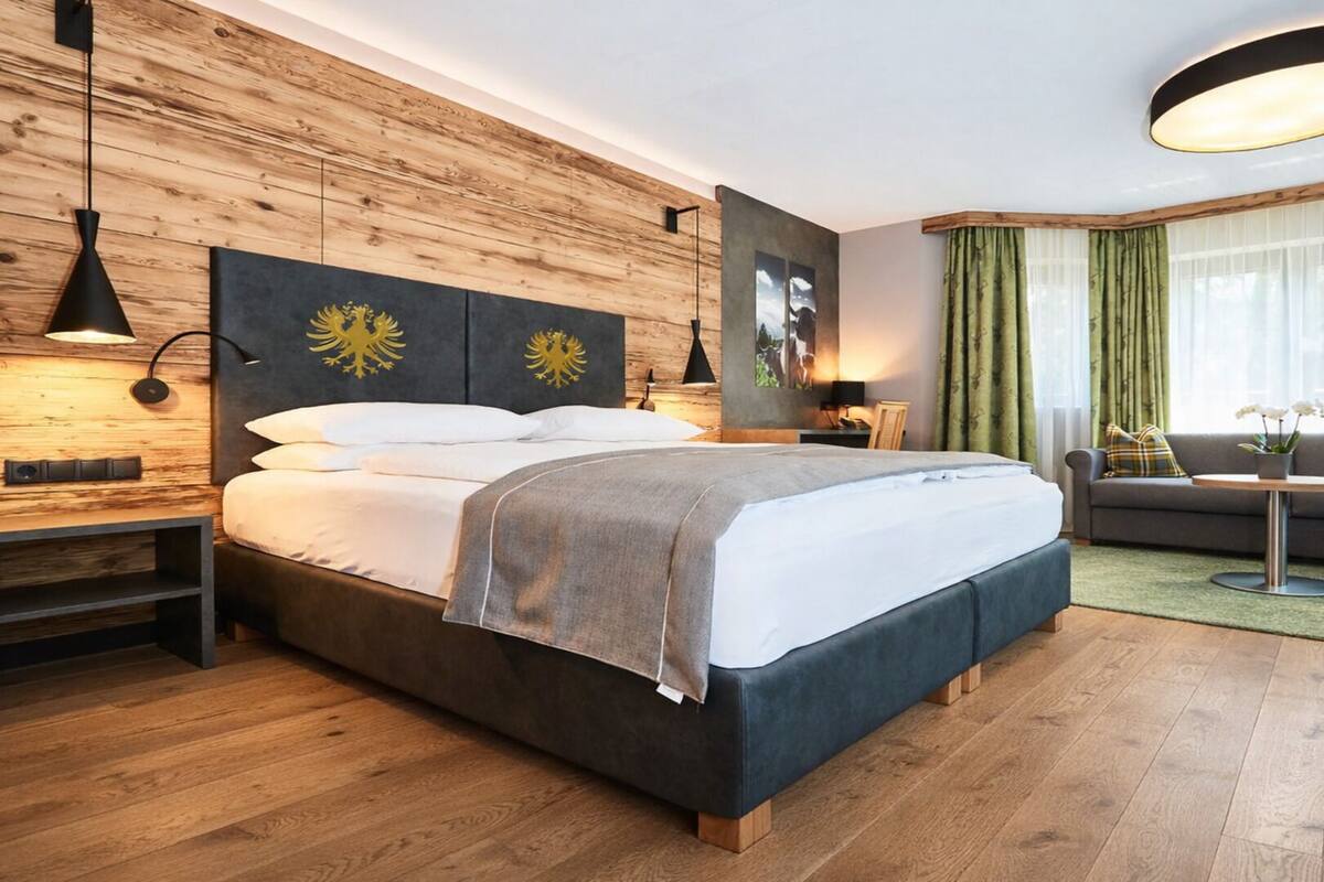 ملاءات للفراش لا تسبب الحساسية وميني بار وخزنة داخل الغرفة ومكتب