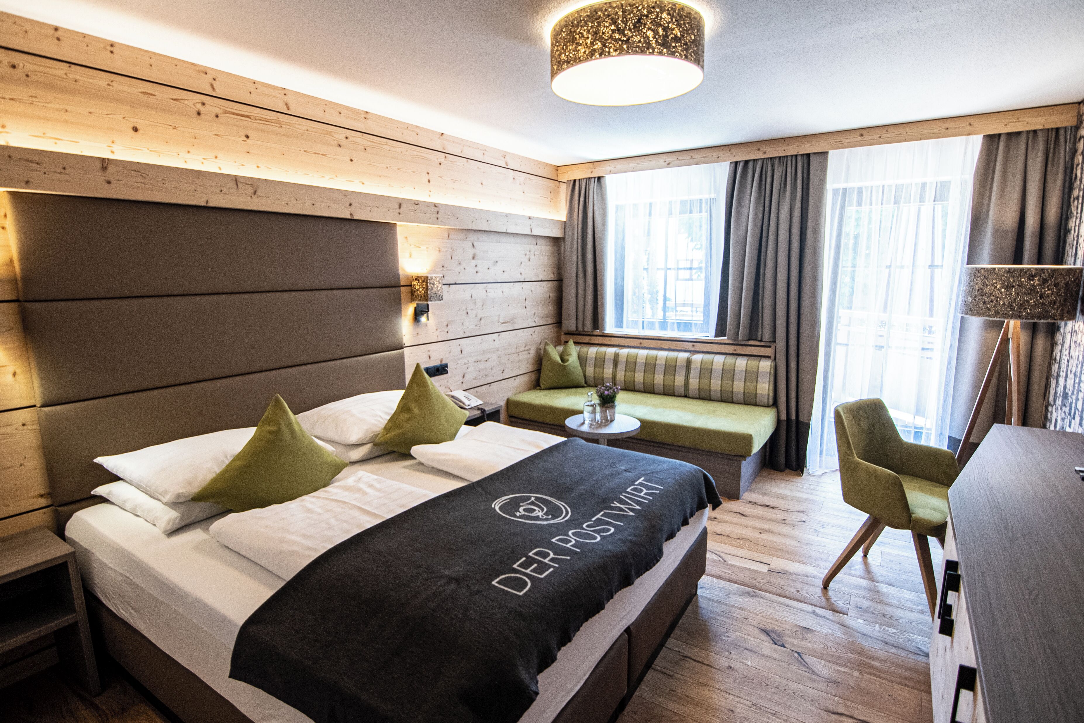 Deluxe Room | Hypo-allergenic bedding, minibar, in-room safe, desk