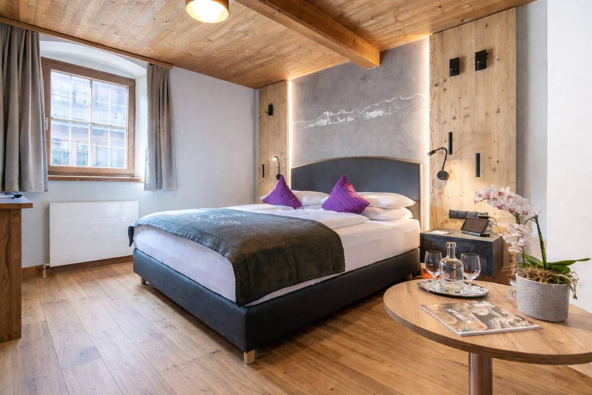 ملاءات للفراش لا تسبب الحساسية وميني بار وخزنة داخل الغرفة ومكتب