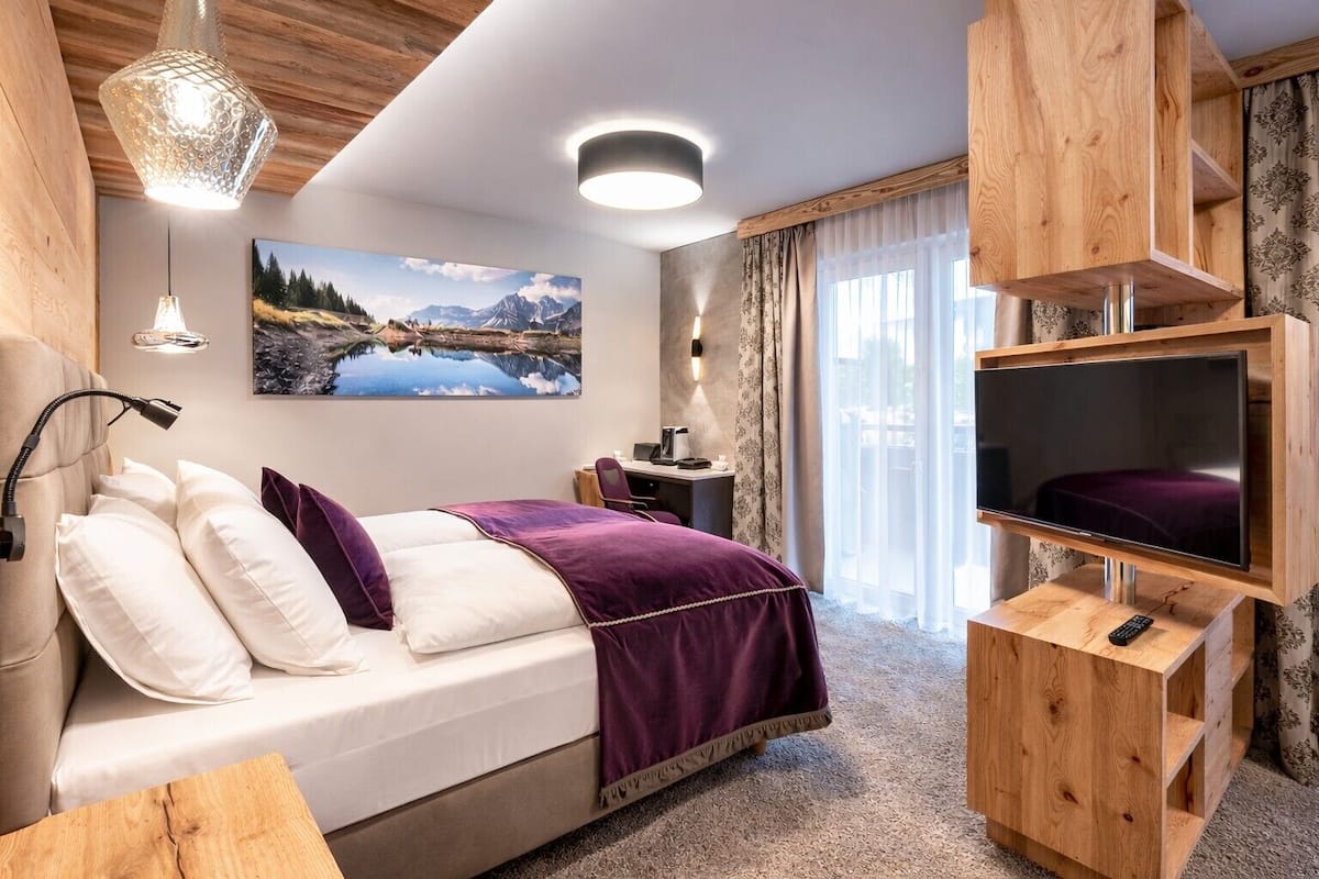 Suite, 1 trĂšs grand lit, vue montagne