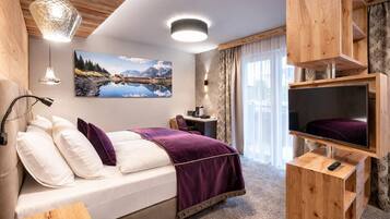 Suite, 1 Tempat Tidur King, pemandangan gunung | Seprai antialergi, minibar, brankas, dan meja kerja