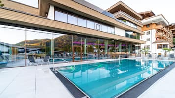 Indendørs pool, 2 udendørs pools, parasoller, liggestole