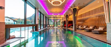 Piscine couverte, 2 piscines extérieures, parasols de plage