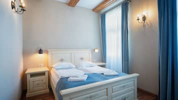 Quarto casal, 1 cama Queen | 1 quarto, roupas de cama antialérgicas, frigobar, cofres nos quartos