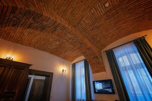 1 多间卧室、防过敏的被褥、迷你吧、客房内保险箱