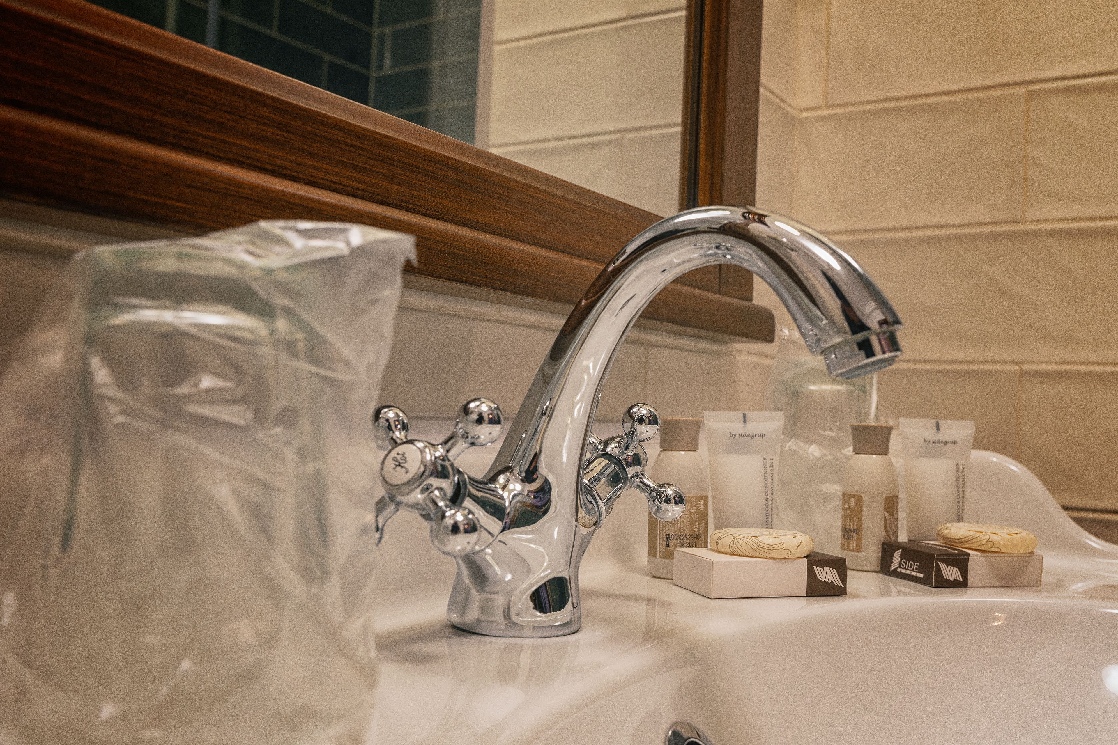 deluxe suite, multiple beds, mountainside | bathroom | shower, rainfall showerhead, free toiletries, hair dryer