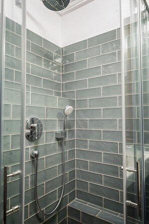 Double Room, 1 Queen Bed | Bathroom | Shower, rainfall showerhead, free toiletries, hair dryer - Casa Chitic (Brasov)