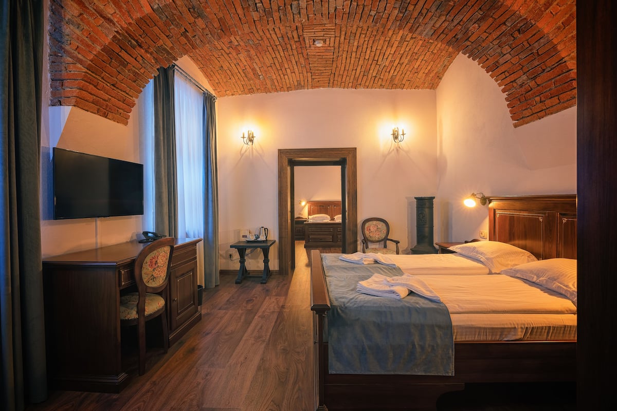 1 quarto, roupas de cama antialérgicas, frigobar, cofres nos quartos