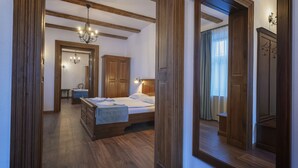 Une chambre à coucher avec un lit en bois, une table de chevet, une commode et un miroir.