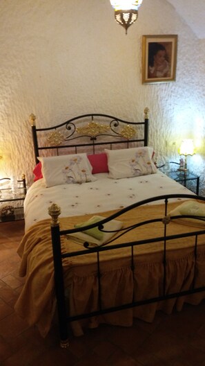 Basic Double Room | In-room safe, soundproofing, free WiFi, bed sheets - Cuevaalegria (Guadix)